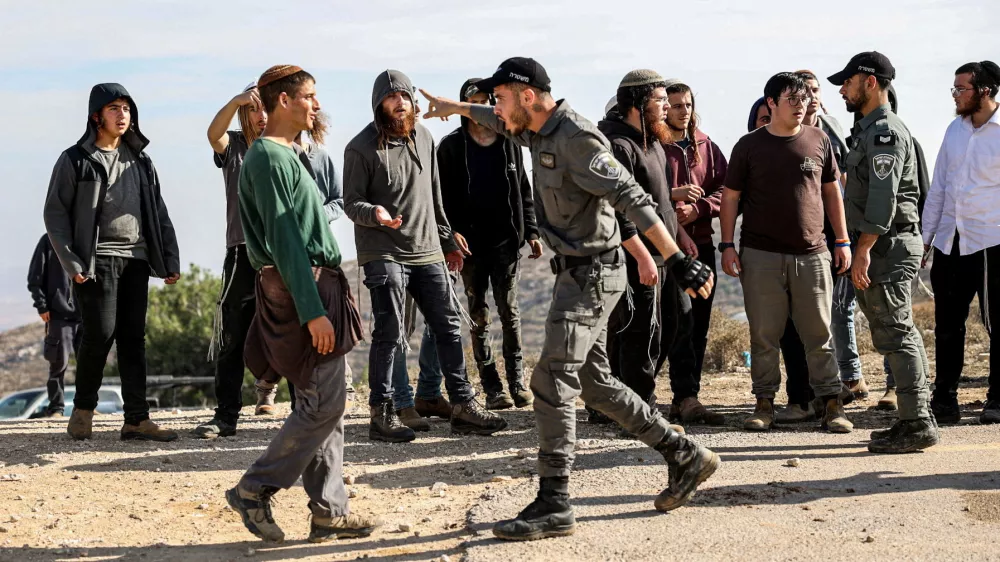 Israeli border police and a protester argue as Tzur Misgavi, an unauthorised Israeli settler outpost, is dismantled by Israeli security forces, in the Israeli-occupied West Bank, November 17, 2025. REUTERS/Naama Stern   TPX IMAGES OF THE DAY
