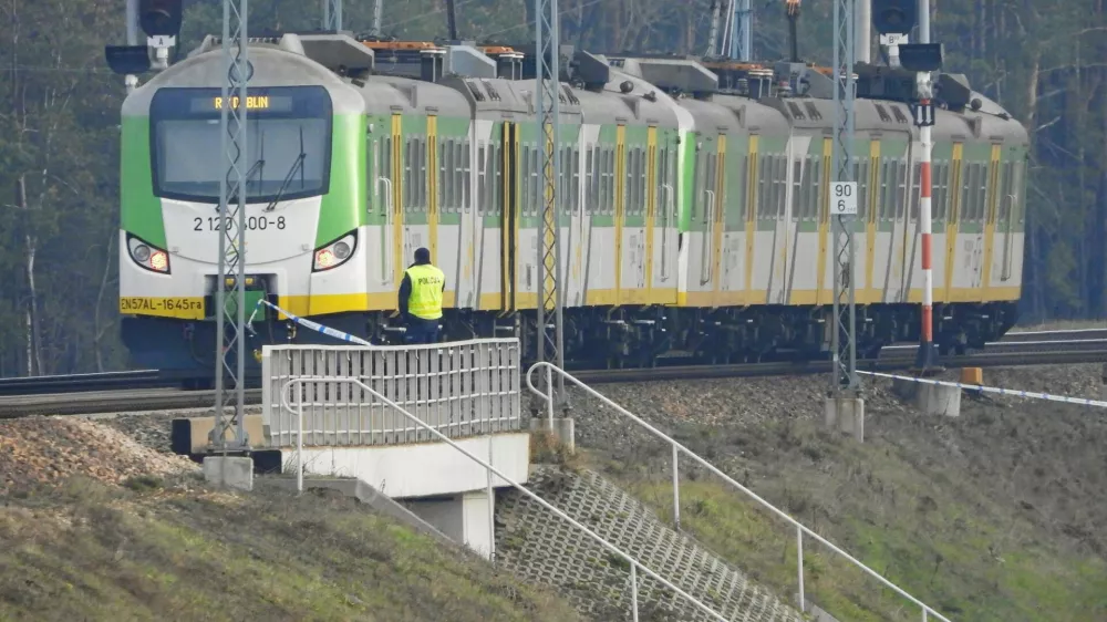 A policeman stands near the train at the site of the blast on railways on the Warsaw-Lublin line in Mika, Poland, November 16, 2025. Dariusz Borowicz/Agencja Wyborcza.pl via REUTERS ATTENTION EDITORS - THIS IMAGE WAS PROVIDED BY A THIRD PARTY. POLAND OUT. NO COMMERCIAL OR EDITORIAL SALES IN POLAND.