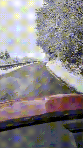 Na poti po lokalni cesti / Foto: Bralec