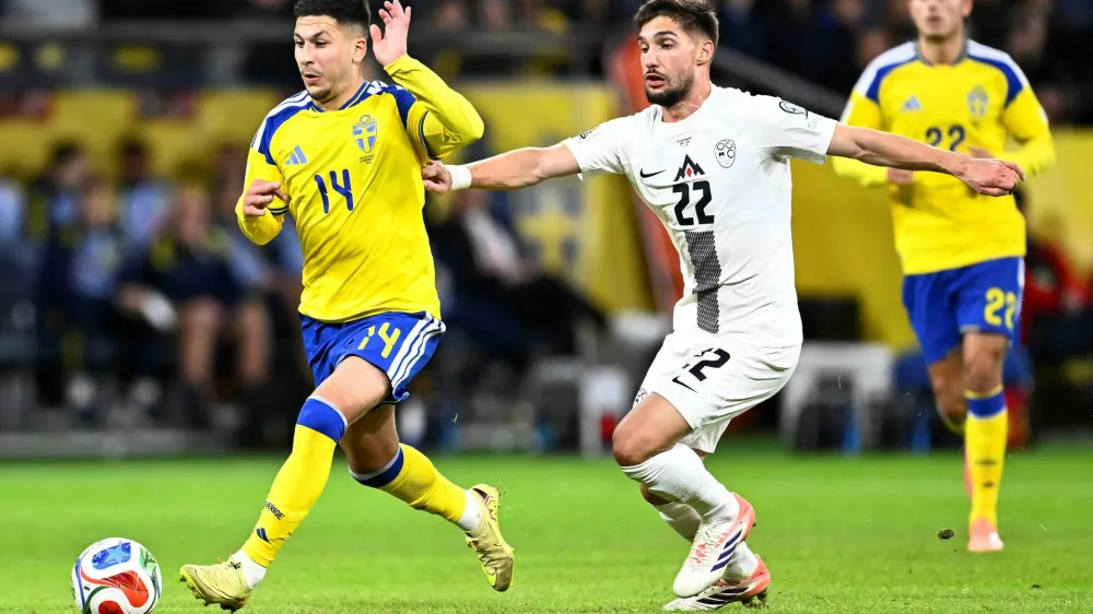Soccer Football - FIFA World Cup - UEFA Qualifiers - Group B - Sweden v Slovenia - Strawberry Arena, Stockholm, Sweden - November 18, 2025 Sweden's Roony Bardghji in action with Slovenia's Adam Gnezda Cerin Pontus Lundahl/TT News Agency via REUTERS   ATTENTION EDITORS - THIS IMAGE WAS PROVIDED BY A THIRD PARTY. SWEDEN OUT. NO COMMERCIAL OR EDITORIAL SALES IN SWEDEN.
