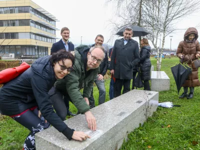 25.11.2025 - projekt Gazela 2025 zaključek z namestitvijo ploščice z imenom podjetja, zlate gazele 2025 na klop v Tehnološkem parku. Tehnolški park. Zlata gazela 2025 - DOCENTRIC d.o.oFoto: Luka Cjuha