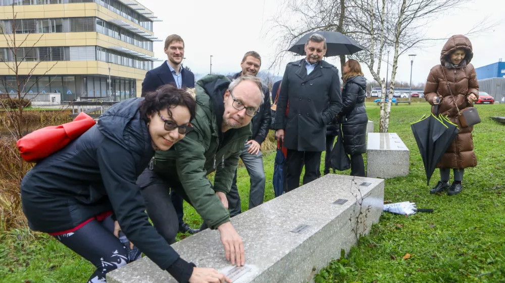 25.11.2025 - projekt Gazela 2025 zaključek z namestitvijo ploščice z imenom podjetja, zlate gazele 2025 na klop v Tehnološkem parku. Tehnolški park. Zlata gazela 2025 - DOCENTRIC d.o.oFoto: Luka Cjuha