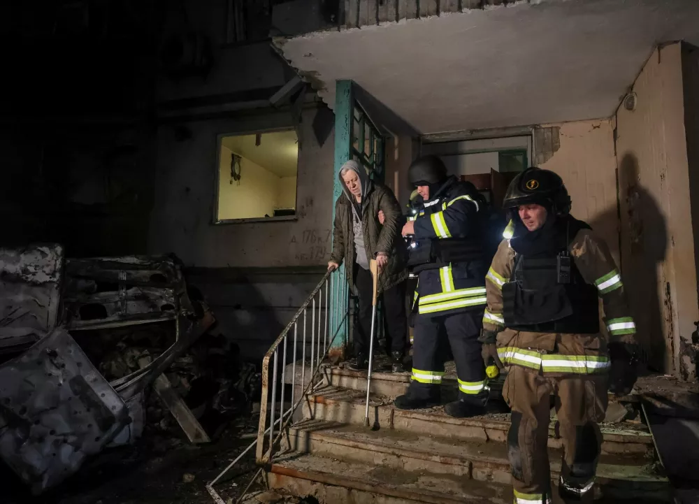 Rescuers evacuate a resident from the apartment building hit by a Russian drone strike, amid Russia's attack on Ukraine, in Kharkiv, Ukraine November 19, 2025. REUTERS/Vyacheslav Madiyevskyy