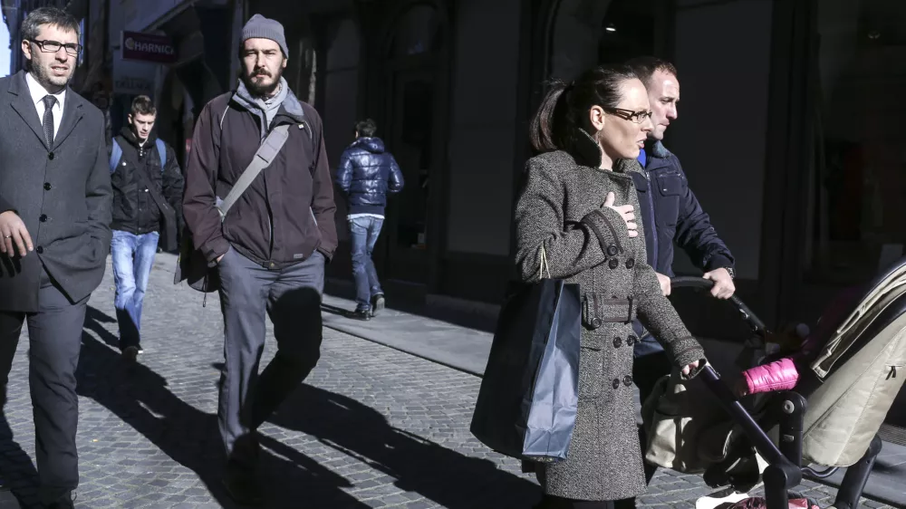 - simbolična fotografija - ljudje, poslovnež družina, otro&scaron;ki voziček, senca   //FOTO: Jaka Gasar