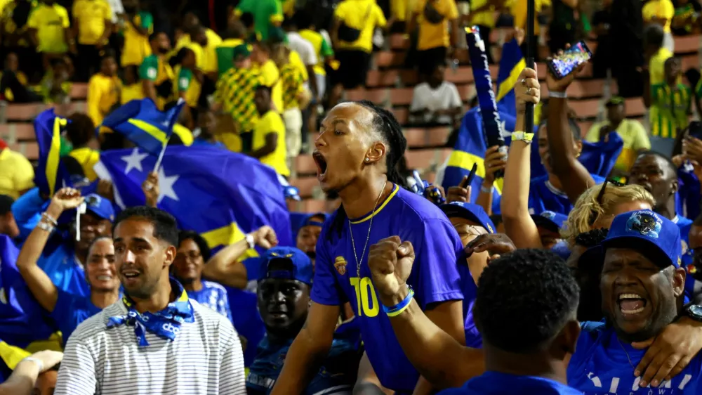 Soccer Football - FIFA World Cup - CONCACAF Qualifiers - Group B - Jamaica v Curacao - National Stadium Independence Park, Kingston, Jamaica - November 18, 2025 Curacao fans celebrate after they qualify for the World Cup REUTERS/Gilbert Bellamy / Foto: Gilbert Bellamy