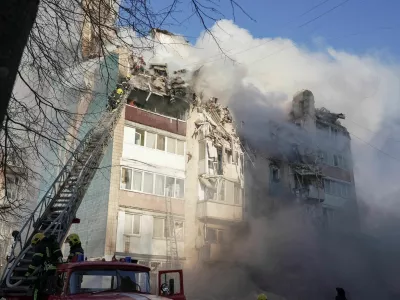 Rescuers work at the site of the apartment building hit by a morning Russian missile strike, amid Russia's attack on Ukraine, in Ternopil, Ukraine November 19, 2025. REUTERS/Andriy Bodak