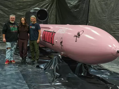 Jan Polak, right, and Martin Ondracek, left, from the Czech organization, Weapons to Ukraine, together with Iryna Terekh, Chief Technology Officer of the Fire Point factory, center, pose for photo by a Flamingo cruise missile, which was paid for by Czech crowdfunding campaign, at the Fire Point factory at an undisclosed location in Ukraine, Sunday, Nov. 16, 2025. (AP Photo/Efrem Lukatsky) / Foto: Efrem Lukatsky