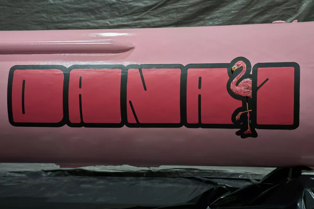 The writing "Dana 1" refers to Czech nuclear physicist Dana Drabova on the side of a Flamingo cruise missile, which was paid by a crowdfunding campaign of a Czech organization, Weapons to Ukraine, at the Fire Point factory at an undisclosed location in Ukraine, Sunday, Nov. 16, 2025. (AP Photo/Efrem Lukatsky) / Foto: Efrem Lukatsky