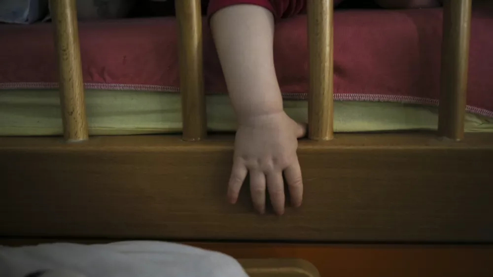 Okužba, ki lahko privede do pljučnice: Bo tudi pri nas na voljo neposredna za&scaron;čita dojenčkov?