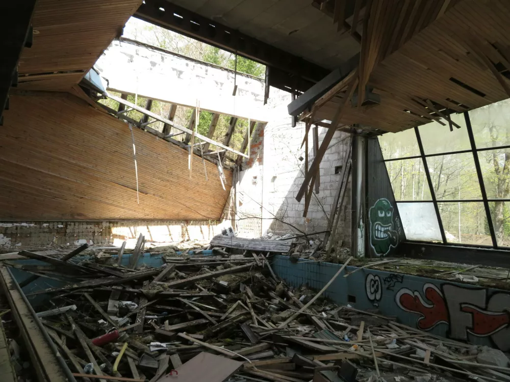 Ru&scaron;enje hotela Zlatorog Bohinj april 2021, bazenski del hotela