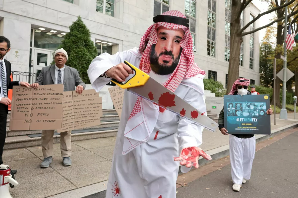 Demonstrators mock Saudi Crown Prince Mohammed bin Salman outside the Saudi embassy during his visit to the White House, in Washington, D.C., U.S., November 18, 2025. REUTERS/Jonathan Ernst