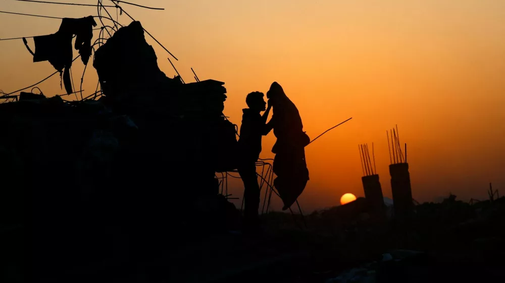 A Palestinian stands among the ruins of buildings, amid a ceasefire between Israel and Hamas, in the northern Gaza Strip November 19, 2025. REUTERS/Mahmoud Issa
