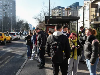 - 11.11.2025. - Množica, gneča, na avtobusni postaji v Fužinah zaradi konca pouka v Srednji šoli za gasronomijo in turizem. Avtobusna postaja v Fužinah. Naselje Fužine v Ljubljani.//FOTO: Bojan Velikonja