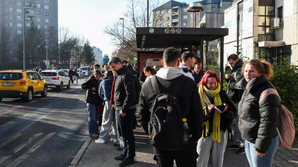 - 11.11.2025. - Množica, gneča, na avtobusni postaji v Fužinah zaradi konca pouka v Srednji šoli za gasronomijo in turizem. Avtobusna postaja v Fužinah. Naselje Fužine v Ljubljani.//FOTO: Bojan Velikonja