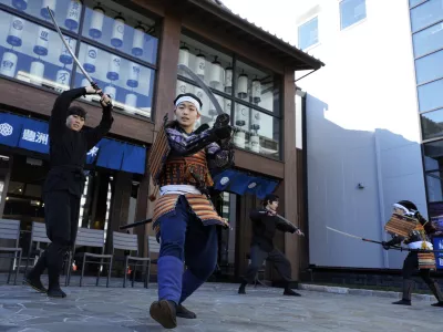 Artists dressed as samurai warriors and ninja perform at "Toyosu Senkyaku Banrai," an Edo Period-themed hot spring complex on media preview event at Toyosu Market Monday, Jan. 29, 2024, in Tokyo. (AP Photo/Eugene Hoshiko) / Foto: Eugene Hoshiko