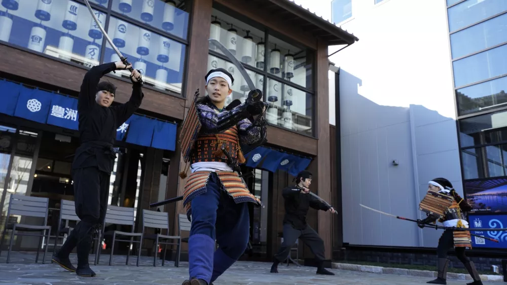 Artists dressed as samurai warriors and ninja perform at "Toyosu Senkyaku Banrai," an Edo Period-themed hot spring complex on media preview event at Toyosu Market Monday, Jan. 29, 2024, in Tokyo. (AP Photo/Eugene Hoshiko) / Foto: Eugene Hoshiko