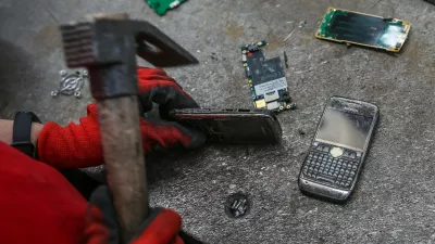 ISTANBUL, TURKEY - JUNE 24: Workers dismantle electronic wastes to recycle at a factory of Academy Environment Integrated Waste Management Industry in Tuzla district of Istanbul, Turkey on June 24, 2021. Mehmet Murat Onel / Anadolu Agency,Image: 620588703, License: Rights-managed, Restrictions:, Model Release: no / Foto: Profimedia