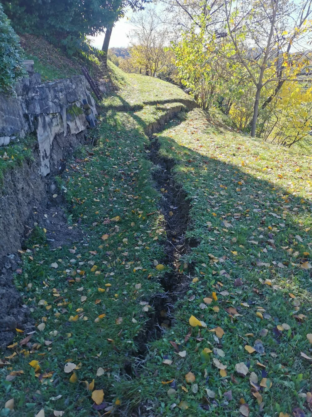 Goriska Brda, obcina Kanal.Zemeljski plaz in njegove posledice v Goriskih Brdih.