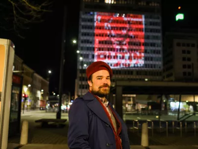 - Dušan Josip Smodej, kurator in direktor Fotopuba04.04.2022.- Portret Vladimirja Putina napolnjen s krvjo ukrajinskih borcev projeciran na stavbi Metalka, v centru Ljubljane. Projekt, ki nastaja v sodelovanju s Fotopubom, predstavlja umetniško delo v franciji živečega ruskega umetnika Andreja Molodkina. Umetnikovi prijatelji so za projekt svojo kri darovali, preden so se vrnili v Ukrajino, kjer se borijo za svojo državo.//FOTO: Bojan Velikonja