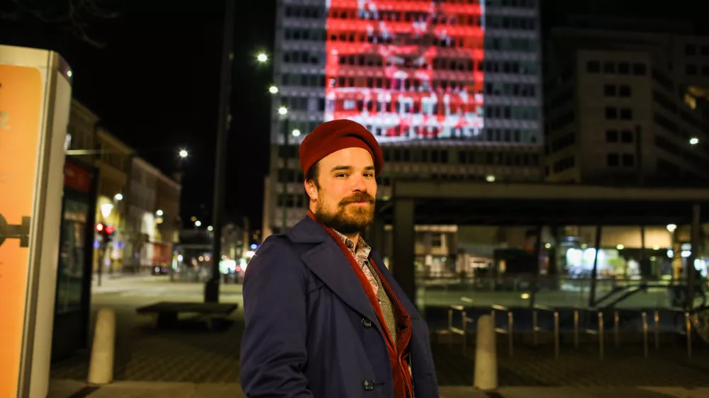 - Dušan Josip Smodej, kurator in direktor Fotopuba04.04.2022.- Portret Vladimirja Putina napolnjen s krvjo ukrajinskih borcev projeciran na stavbi Metalka, v centru Ljubljane. Projekt, ki nastaja v sodelovanju s Fotopubom, predstavlja umetniško delo v franciji živečega ruskega umetnika Andreja Molodkina. Umetnikovi prijatelji so za projekt svojo kri darovali, preden so se vrnili v Ukrajino, kjer se borijo za svojo državo.//FOTO: Bojan Velikonja