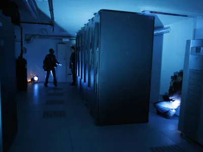 - Turboinštitut d.d, ljubljanski superračunalniški Center LSC Adria, Rovšnikova 7,- najmočnejši superračunalnik v Sloveniji in JV Evropi - - 2048-jedrni superračunalnik zgrajen z IBM-ovo tehnologijo IBM BladeCenter, ki je vodilna v svetu superračunalnikov. V začetni konfiguraciji bo 256 strežnikov, vsak s po dvema štirijedrnima procesorjema in skupno 4,1 TB delovnega spomina, ki bodo delovali kot en sam sistem. Strežniki bodo med seboj povezani z mrežno tehnologijo Infiniband, ki omogoča povezavo med strežniki brez zakasnitev, tako da strežniki delujejo kot enovit računalnik. Rezultati izračunov se bodo shranjevali na pomnilniški sistem IBM DS4000 kapacitete 10TB, ki bo s strežnikoma za upravljanje sistema povezan z optičnimi vlakni./FOTO: Luka CjuhaOPOMBA: ZA OBJAVO V ČASOPISU DNEVNIK