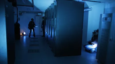 - Turboinštitut d.d, ljubljanski superračunalniški Center LSC Adria, Rovšnikova 7,- najmočnejši superračunalnik v Sloveniji in JV Evropi - - 2048-jedrni superračunalnik zgrajen z IBM-ovo tehnologijo IBM BladeCenter, ki je vodilna v svetu superračunalnikov. V začetni konfiguraciji bo 256 strežnikov, vsak s po dvema štirijedrnima procesorjema in skupno 4,1 TB delovnega spomina, ki bodo delovali kot en sam sistem. Strežniki bodo med seboj povezani z mrežno tehnologijo Infiniband, ki omogoča povezavo med strežniki brez zakasnitev, tako da strežniki delujejo kot enovit računalnik. Rezultati izračunov se bodo shranjevali na pomnilniški sistem IBM DS4000 kapacitete 10TB, ki bo s strežnikoma za upravljanje sistema povezan z optičnimi vlakni./FOTO: Luka CjuhaOPOMBA: ZA OBJAVO V ČASOPISU DNEVNIK