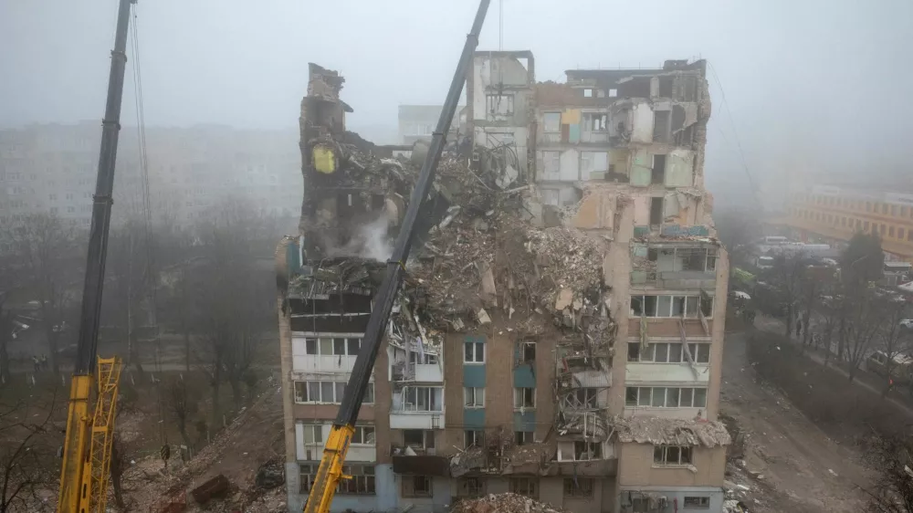 Rescuers clear debris at the site of an apartment building that was hit yesterday by a Russian missile, amid Russia's attack on Ukraine, in Ternopil, Ukraine, November 20, 2025. REUTERS/Thomas Peter