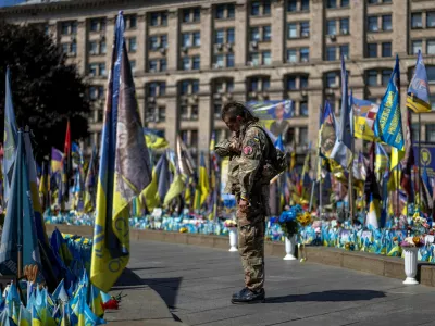 Ukrainian soldier with the callsign Krash, who said he lost ten comrades last week alone, pays his respects to fallen soldiers at a makeshift memorial site as the country marks Defenders' Remembrance Day in Independence Square, amid Russia's attack on Ukraine, in Kyiv, Ukraine August 29, 2025. REUTERS/Thomas Peter
