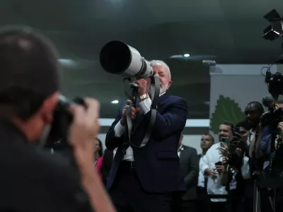 Brazil's President Luiz Inacio Lula da Silva holds a camera lens during the UN Climate Change Conference (COP30), in Belem, Brazil, November 19, 2025. REUTERS/Adriano Machado
