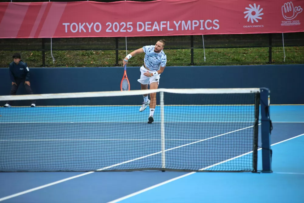 V tenisu je Marino Kegl v tretjem kolu prepričljivo premagal Britanca Petra Willcoxa inr potrdil status tretjega najbolj&scaron;ega gluhega teni&scaron;kega igralca na svetu. Foto: ZSIS