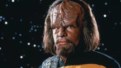 ﻿Worf, klingonski častnik na Picardovi ladji Enterprise, je bil vojna sirota, ki so ga posvojili in vzgojili zemeljski, ruski starši, in je hkrati tujerodec, ki ga v vesolju Star Treka najbolje in najbolj osebno spoznamo.