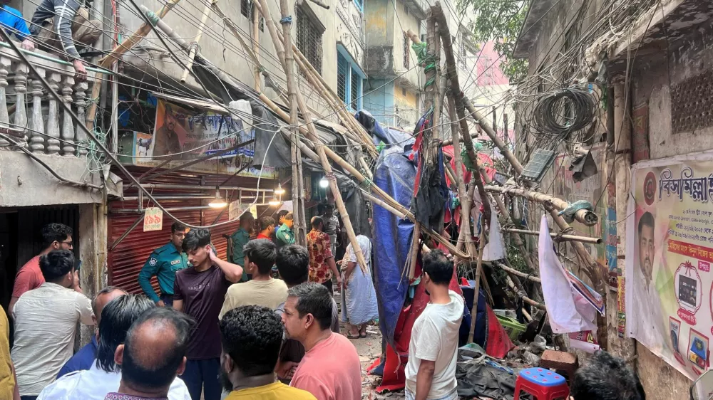 Residents stand in an alley after vacating their house next to a fallen scaffolding following an earthquake in Dhaka, Bangladesh, November 21, 2025. REUTERS/Mohammad Ponir Hossain