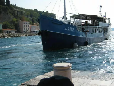 Potniška ladja Lahko je s 120 leti najstarejša slovenska ladja.