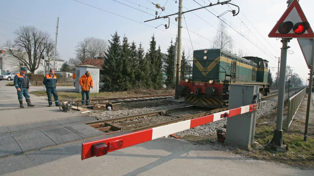 - lokomotiva - zapornica - Vižmarje - železni&scaron;ka nesreča - iztirila vagona praznega tovornega vlaka za prevoz vozil zaradi tehnične napake na vagonu,  ///FOTO: Luka Cjuha