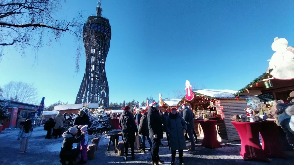 Predvsem družinam z manjšimi otroki priporočamo obisk adventa pod razglednim stolpom Jedvovca. F Vesna Levičnik