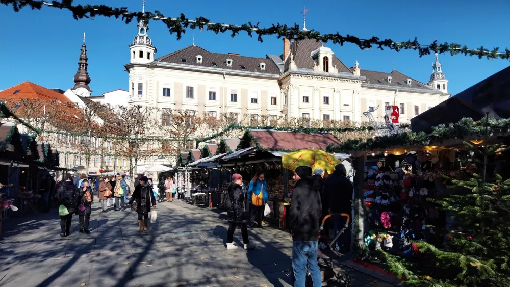 Adventna tržnica pred Mestno hiši. F Vesna Levičnik