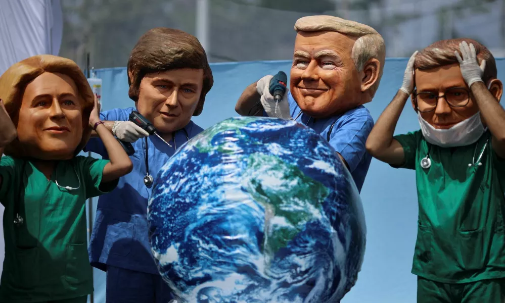 Oxfam activists wearing big head masks depicting world leaders stage a mock emergency room scene symbolizing a dying Planet Earth to call for urgent climate action during the UN Climate Change Conference (COP30), in Belem, Brazil, November 20, 2025. REUTERS/Adriano Machado   TPX IMAGES OF THE DAY / Foto: Adriano Machado