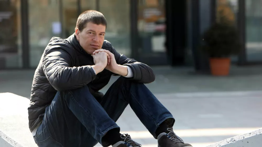 ﻿- 07.03.2022 - Goran Vojnović, filmski in televizijski režiser ter scenarist, pisatelj in kolumnist //FOTO: Tomaž Skale / Foto: Tomaž Skale
