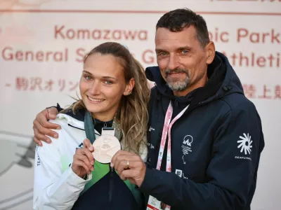 Leja Glojnarič: "V sedmeroboju sem uspela zato, ker sem imela ob sebi podporo ljudi, ki jim sem zelo hvaležna. Najbolj pa mojemu atiju (na sliki), trenerju, ki mi je stal ob strani, vedno verjel vame in držal pesti." Foto: ZSIS