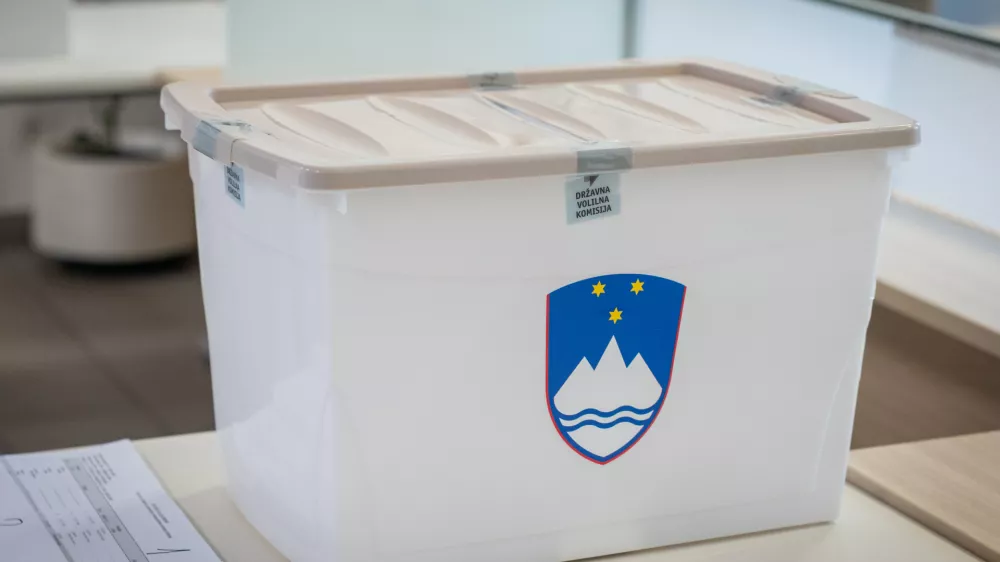 Ljubljana, UE Ljubljana,Predcasno glasovanje na posebnih voliscih na referendumu o zakonu o pomoci pri prostovoljnem koncanju zivljenja.