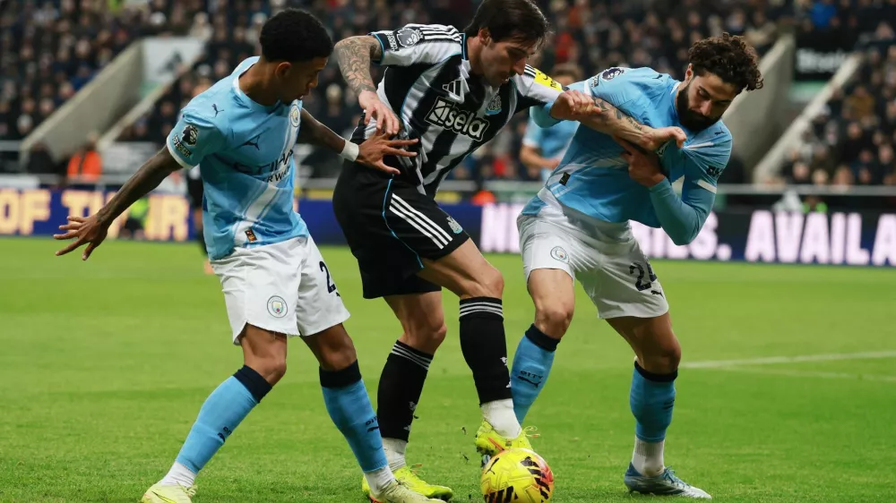 Soccer Football - Premier League - Newcastle United v Manchester City - St James' Park, Newcastle, Britain - November 22, 2025 Newcastle United's Sandro Tonali in action with Manchester City's Savinho and Josko Gvardiol Action Images via Reuters/Lee Smith EDITORIAL USE ONLY. NO USE WITH UNAUTHORIZED AUDIO, VIDEO, DATA, FIXTURE LISTS, CLUB/LEAGUE LOGOS OR 'LIVE' SERVICES. ONLINE IN-MATCH USE LIMITED TO 120 IMAGES, NO VIDEO EMULATION. NO USE IN BETTING, GAMES OR SINGLE CLUB/LEAGUE/PLAYER PUBLICATIONS. PLEASE CONTACT YOUR ACCOUNT REPRESENTATIVE FOR FURTHER DETAILS..
