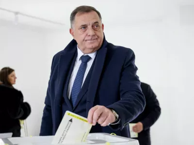 Milorad Dodik, former president of the Bosnian Serb Republic, votes in early presidential elections called by the state election authorities, after he was stripped of office and banned from politics for six years, in Banja Luka, Bosnia and Herzegovina, November 23, 2025. REUTERS/Amel Emric