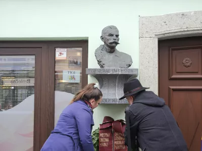 Kranj, Maistrov trg.Proslava v pocastitev spomina na generala Rudolfa Maistra.Venec na doprsni generala Maistra na hisi, v kateri je zivel med solanjem v Kranju, sta polozila kranjska podzupanja Manja Zorko in predsednik Drustva General Rudolf Maister Kranj Roman Nahtigal.