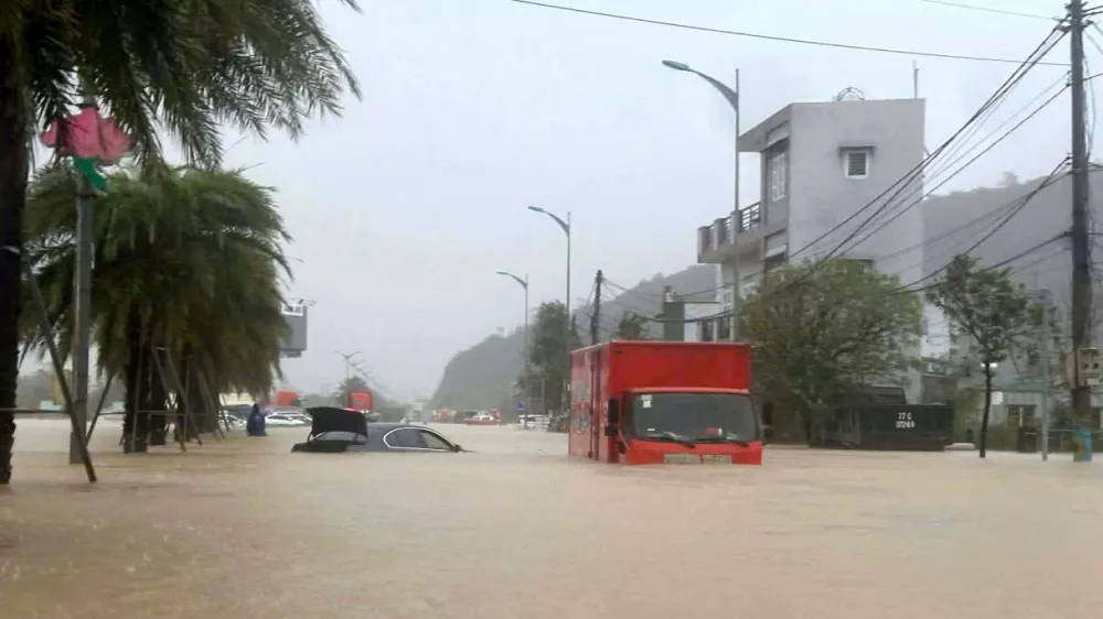19 November 2025, Vietnam, Quy Nhon: A truck drives through a flooded street in Quy Nhon after heavy rain and landslides caused flooding in Vietnam. The National Center for Hydro-meteorological Forecasting announced that it would continue to rain heavily in the region on Wednesday, with up to 400 millimetres of rainfall expected in some areas. The authorities warned of further flooding and landslides. Photo: Tran Van Thong/dpa