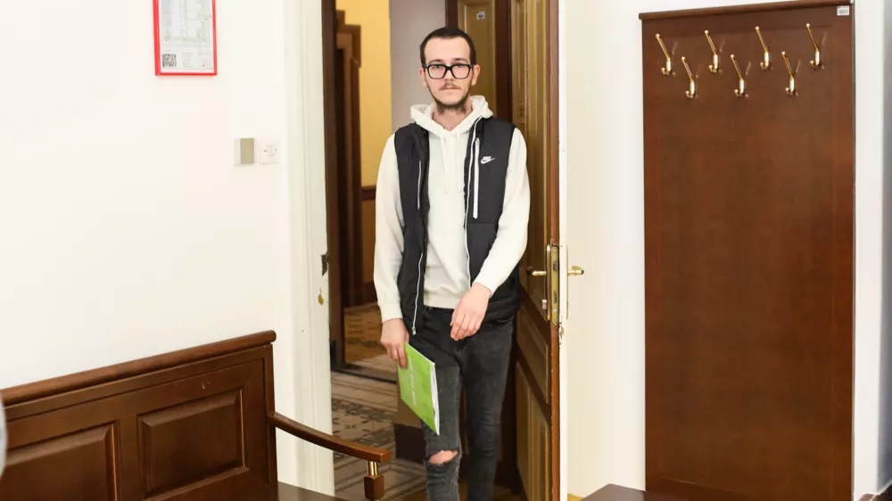 Priznal izsiljevanje gostinca: krive so babice, ki vse dovolijo