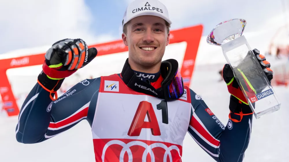22 November 2025, Austria, Hochgurgl: France's first-placed Paco Rassat celebrates winning the men's slalom event of the FIS Alpine Skiing World Cup in Hochgurgl. Photo: Expa/Johann Groder/APA/dpa