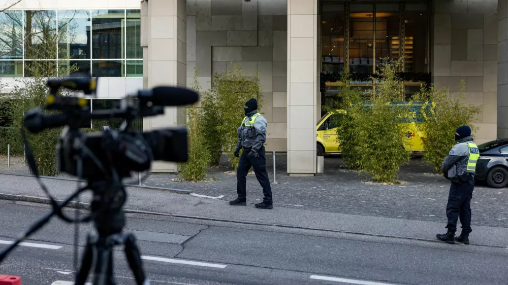 Diplomatic security officers secure the entrance of the InterContinental hotel as U.S. and Ukrainian officials prepare for closed-door talks on ending Russia's war in Ukraine, with the exact time and location undisclosed, in Geneva, Switzerland, November 23, 2025. REUTERS/Pierre Albouy TPX IMAGES OF THE DAY
