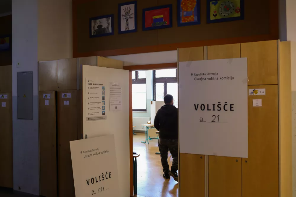 - Volišče OŠ Ketteja in Murna- 23.11.2025. - Zakonodajni referendum o Pomoči pri prostovoljnem končanju življenja.//FOTO: Bojan Velikonja