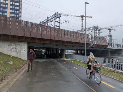 Pogled na železniški nadvoz danes zjutraj.