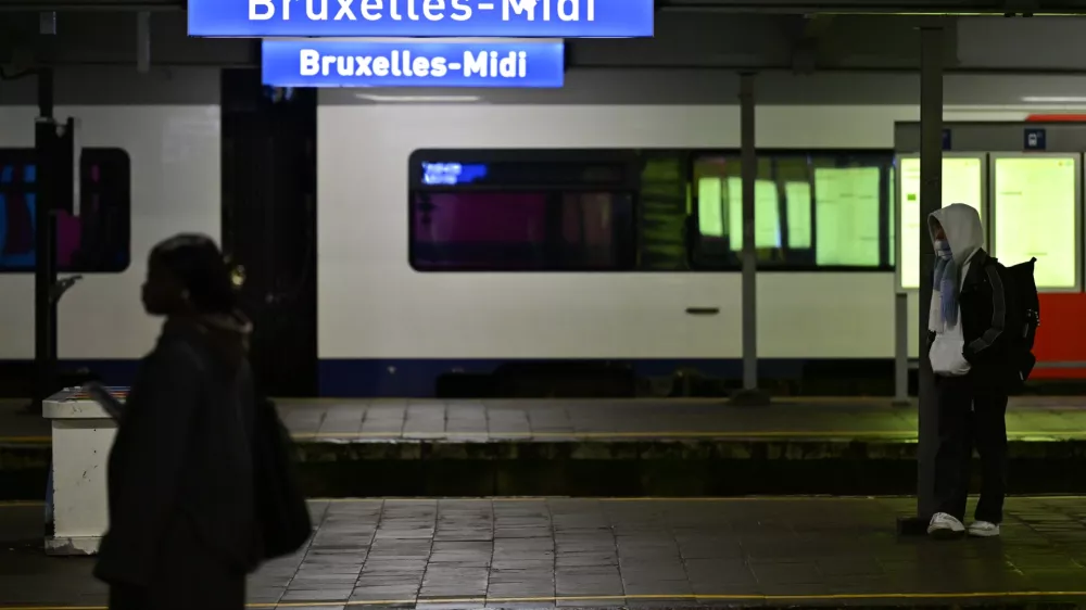 24 November 2025, Belgium, Brussels: Few people stand on the quay at the Gare du Midi - Zuidstation (Brussels South) on the first day of a 72 hours national strike called by trade unions of railway public transport, in Brussels. Maintaining the index, strengthening social security and ensuring fair participation in social security contributions are all demands aimed at combating social division and promoting greater social justice. Photo: Dirk Waem/Belga/dpa